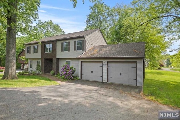 662 Pascack Rd, Paramus, NJ 07652