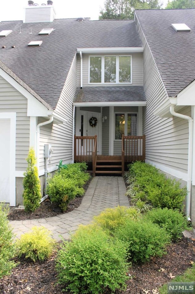 10 Sutton Way, Westwood, NJ 07676-4746