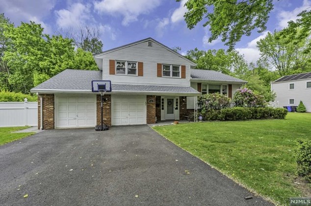 23 Pepperidge Rd, Paramus, NJ 07652