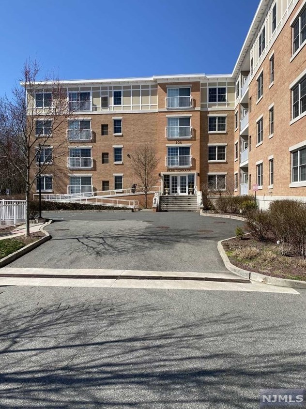 102 Terrace Ave #322, Rochelle Park, NJ 07662