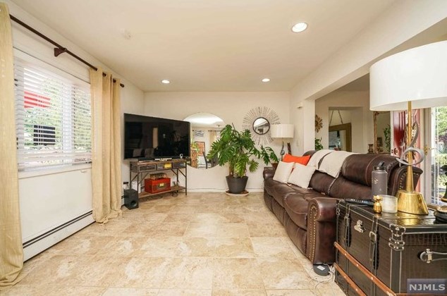 21 Gantner Ave, Elmwood Park, NJ 07407