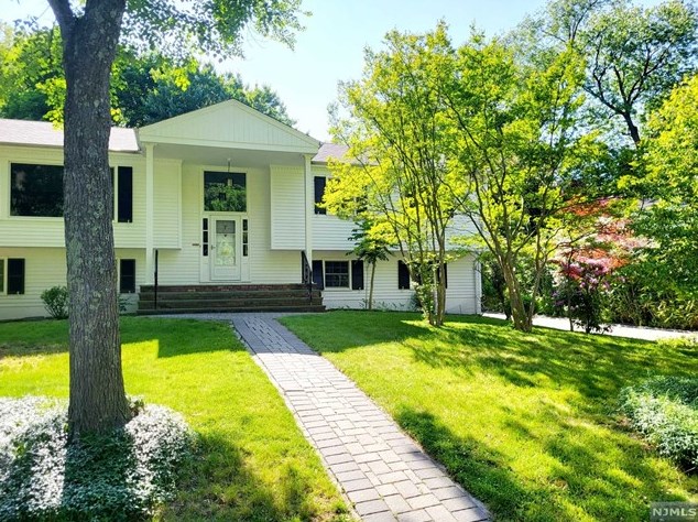 7 Huguenot Ct, Tenafly, NJ 07670