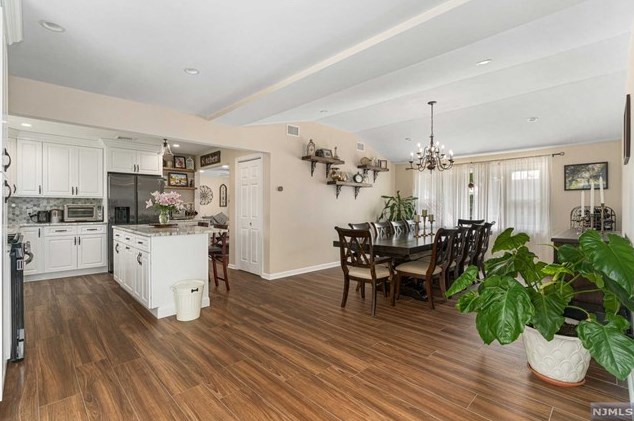39 Dora Ave, Waldwick NJ  07463-2004 exterior