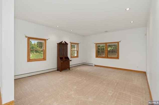 29 Masonicus Rd, Mahwah NJ  07430-1516 exterior