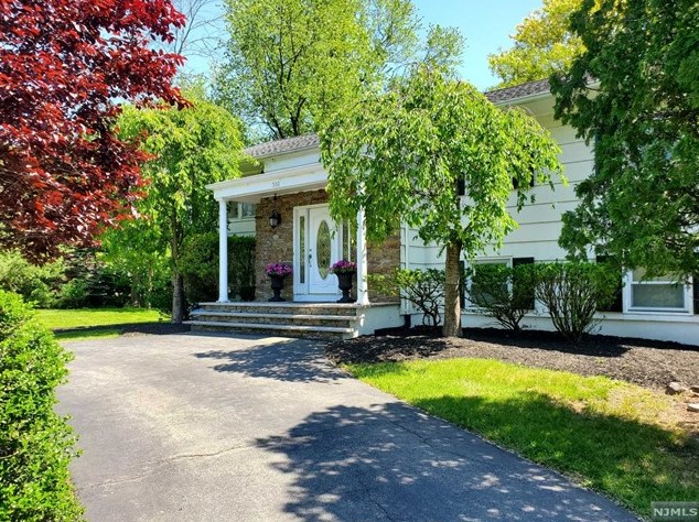 550 Franklin Ave, Franklin Lakes, NJ 07417