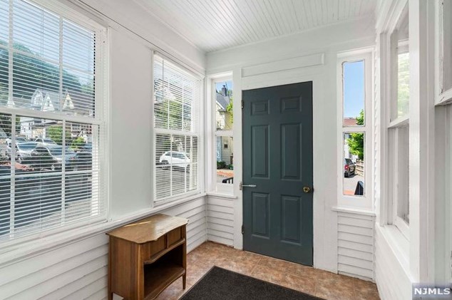 16 Valley Pl, Edgewater, NJ 07020