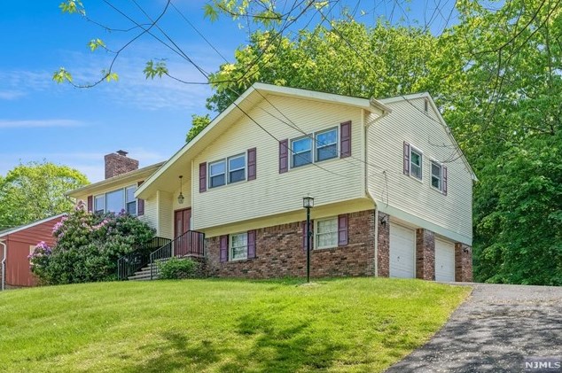 31 Cayuga Ave, Oakland, NJ 07436