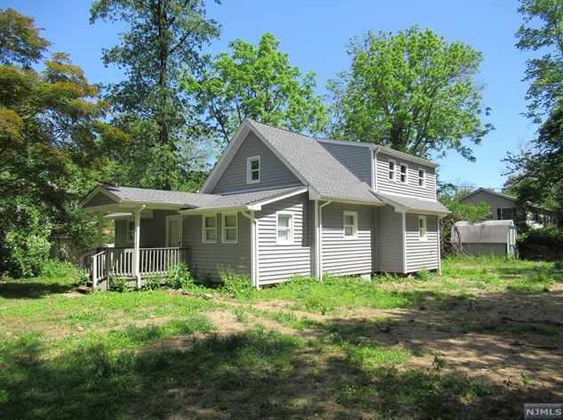 68 Hemlock St, Oakland NJ  07436-1829 exterior