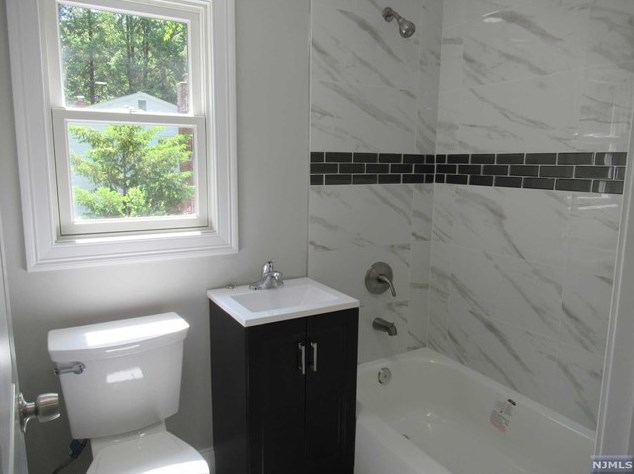 68 Hemlock St, Oakland NJ  07436-1829 exterior