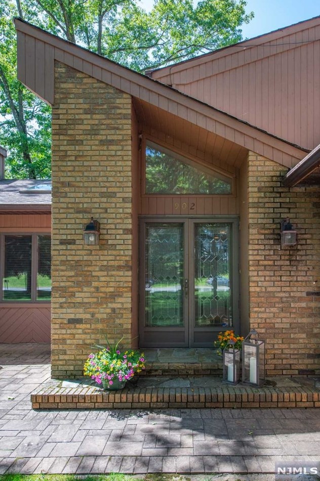 902 Briarwoods Rd, Franklin Lakes, NJ 07417