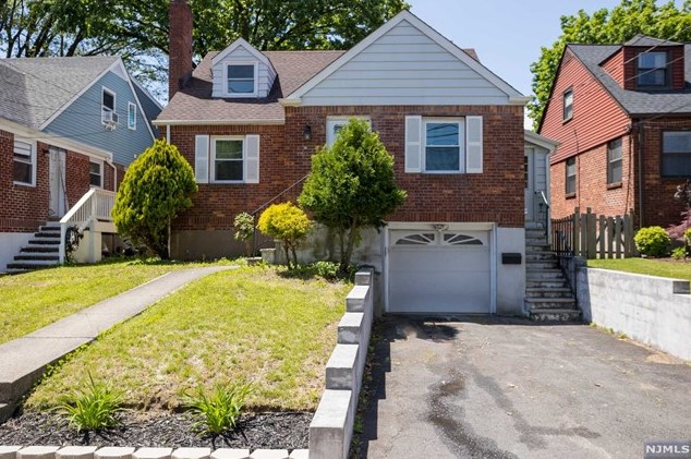 272 Whiteman St, West Fort Lee, NJ 07024