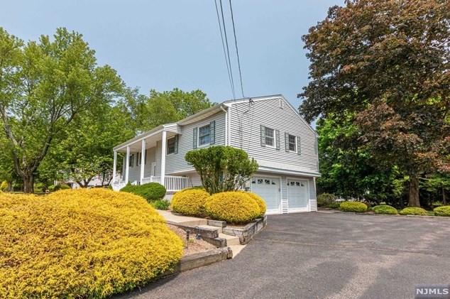 16 Somerset Dr, Westwood, NJ 07677-7626
