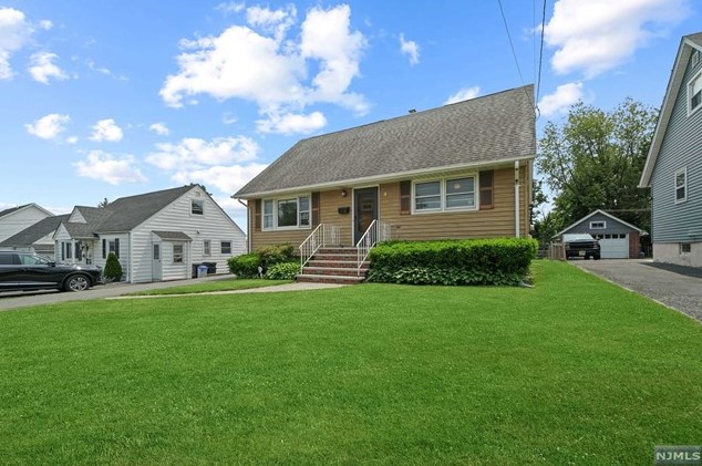 8 Memorial Pl, Elmwood Park, NJ 07407-1330
