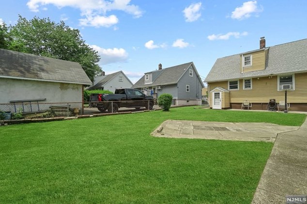 8 Memorial Pl, Elmwood Park NJ  07407-1330 exterior