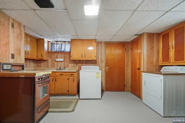 8 Memorial Pl, Elmwood Park NJ  07407-1330 exterior
