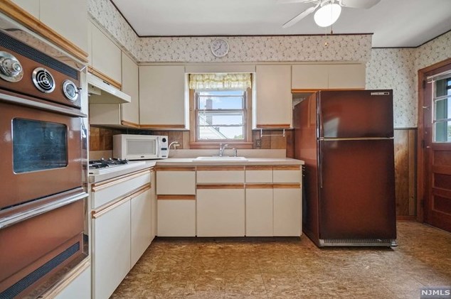 8 Memorial Pl, Elmwood Park NJ  07407-1330 exterior