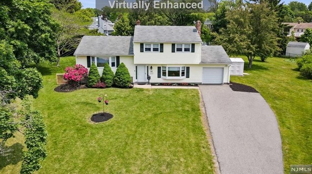 12 Phyllis Ct, Pequannock Township, NJ 07440-1027