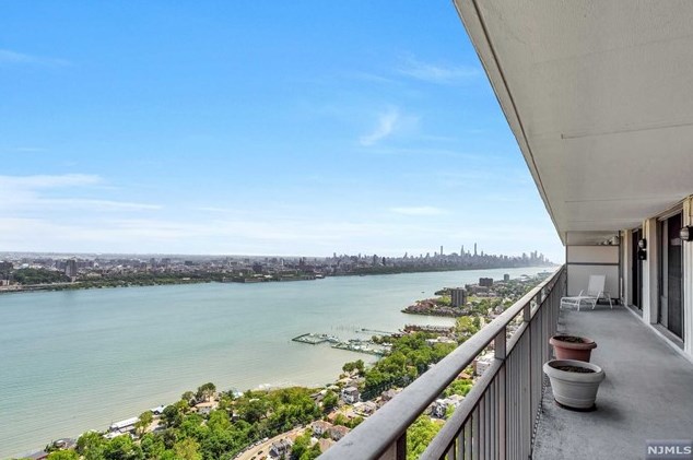 1530 Palisade Ave, West Fort Lee NJ  07024-5471 exterior