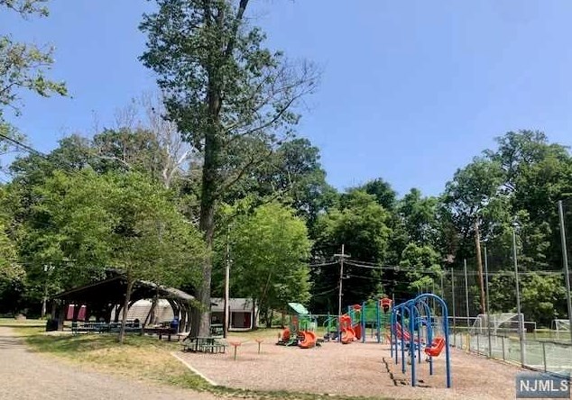 131 Midland Ave, Park Ridge NJ 07656-1623 exterior