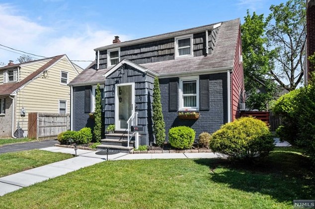 72 Riverside Ave, Lyndhurst, NJ 07071-1025