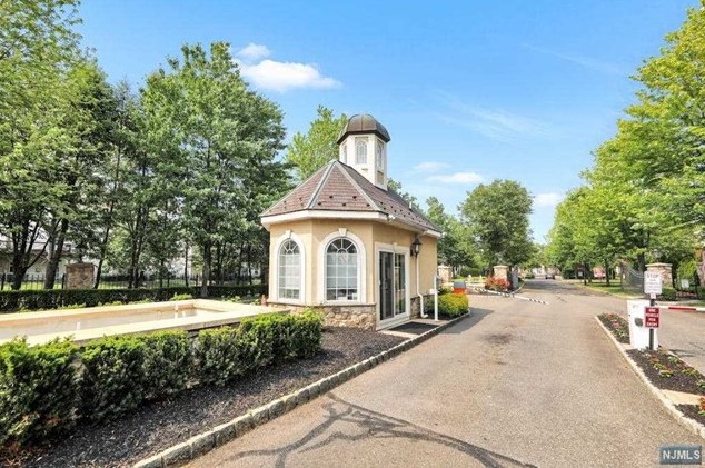 9102 Ravenscroft Rd, Clifton, NJ 07013