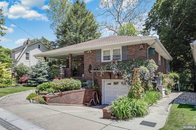 806 Park Ave, River Edge, NJ 07661