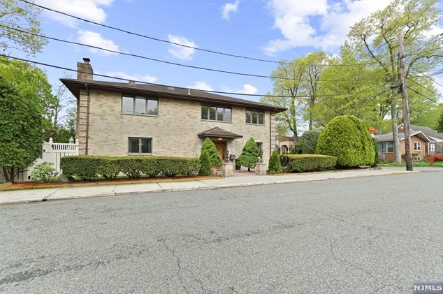 214 Harmon Ave, West Fort Lee, NJ 07024-5206