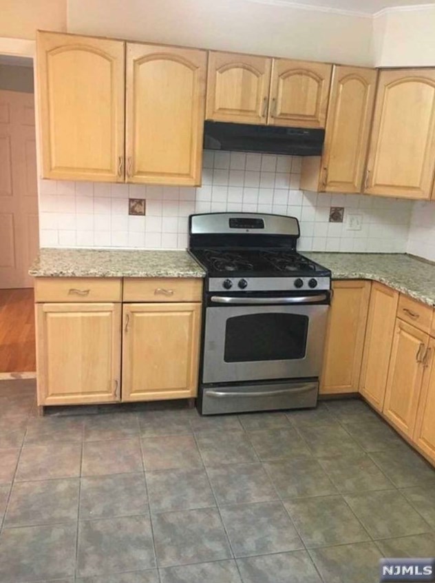 118 Fairfield Dr, Paramus NJ  07652-2511 exterior