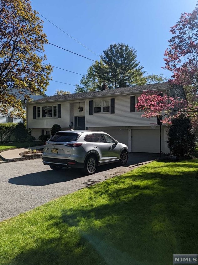 9 Willis Dr, Closter, NJ 07624