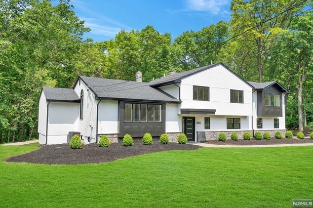 880 Briarwoods Rd, Franklin Lakes, NJ 07417