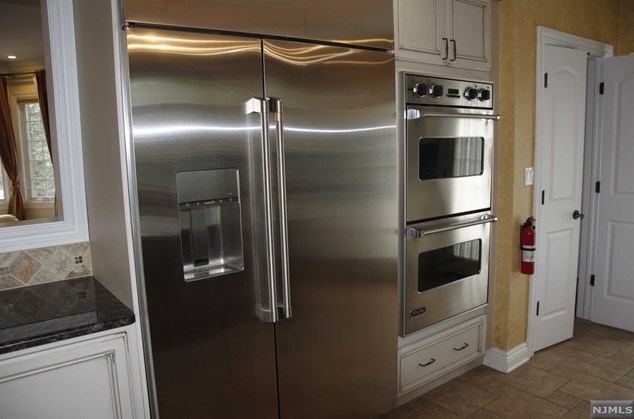 1365 Oleri Ter, West Fort Lee NJ  07024-5255 exterior