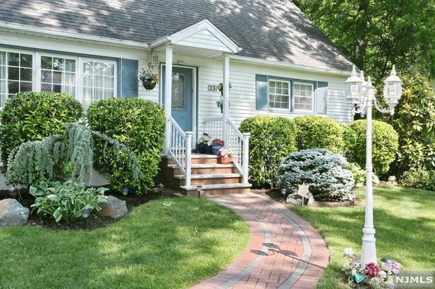 301 Oakwood Dr, Paramus, NJ 07652