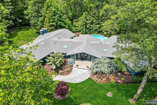 422 Saddle Back Trail, Franklin Lakes, NJ 07417