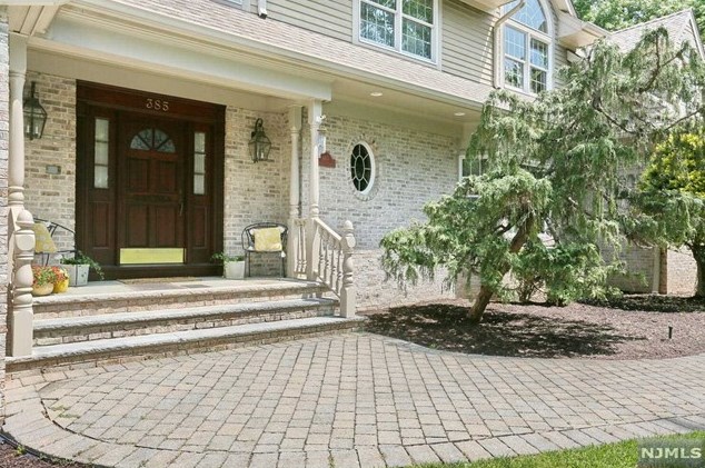 385 Lavelle Ct, Wyckoff, NJ 07481