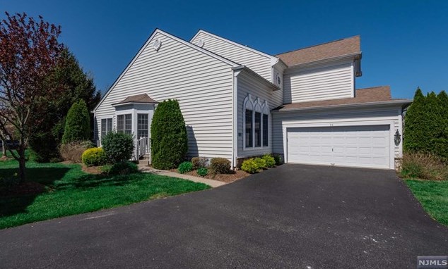 31 Mulberry Ct, Paramus, NJ 07652