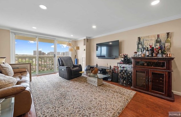 555 North Ave #12v, West Fort Lee, NJ 07024