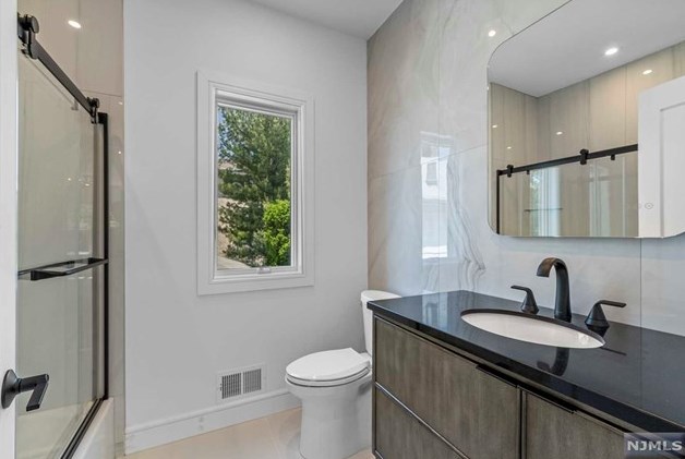 2400 5th St, West Fort Lee NJ  07024-7812 exterior