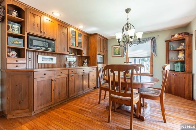 252 Evans Pl, Saddle Brook, NJ 07663