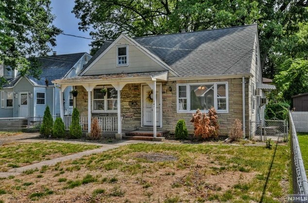 141 54th St, Elmwood Park, NJ 07407-2805