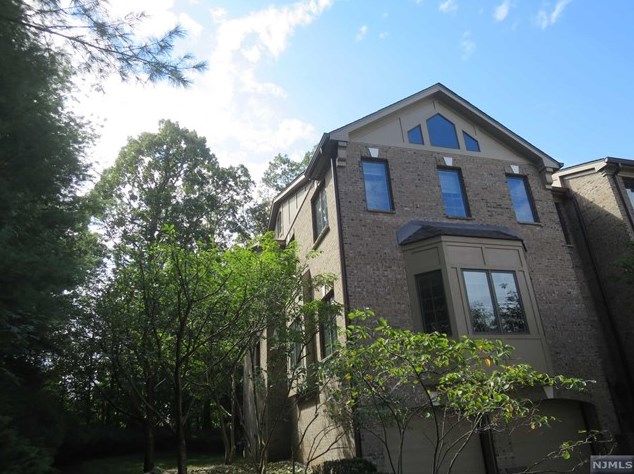 2 Sherbrooke Ct, Upper Saddle River, NJ 07458