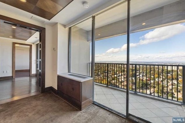 5 Horizon Rd, West Fort Lee NJ  07024-6602 exterior