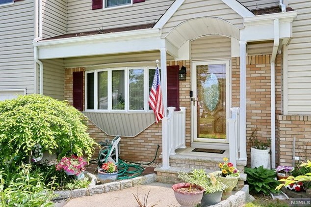 332 N Farview Ave, Paramus, NJ 07652