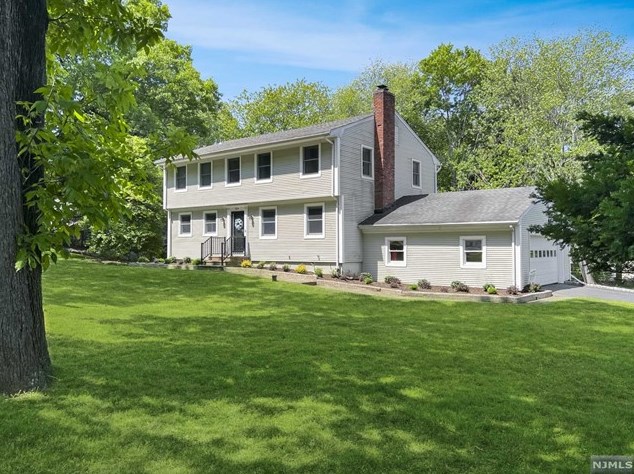 204 Deerfield Ln, Franklin Lakes, NJ 07417