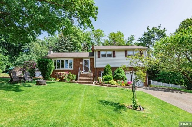 31 Serafin Pl, Ridgewood, NJ 07452
