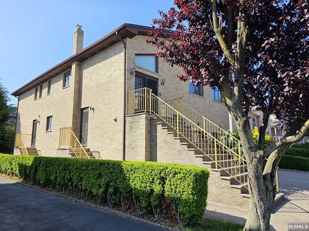 315 3rd St #b, Palisades Park, NJ 07650