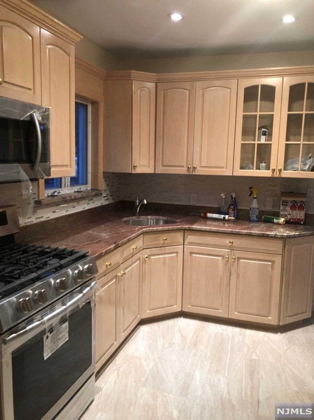 240 Copeland Ave, Lyndhurst NJ  07071-3000 exterior