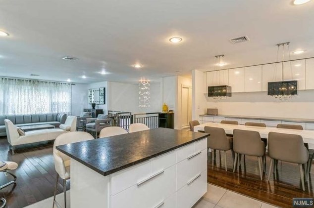 44 Roberts Ct, Tenafly NJ 07670-2001 exterior