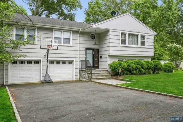 44 Roberts Ct, Tenafly NJ 07670-2001 exterior