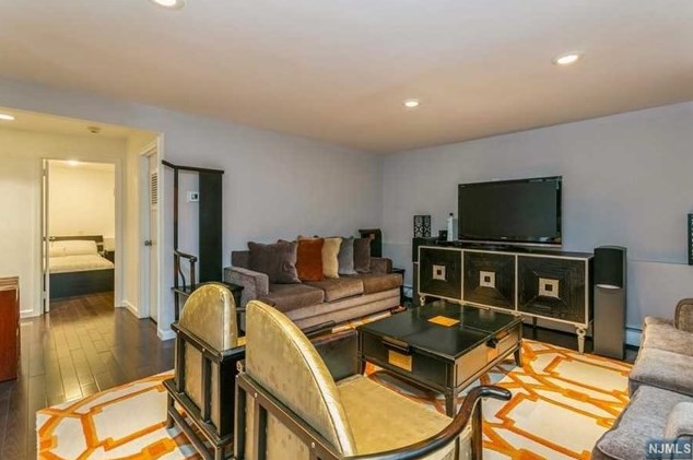 44 Roberts Ct, Tenafly NJ 07670-2001 exterior