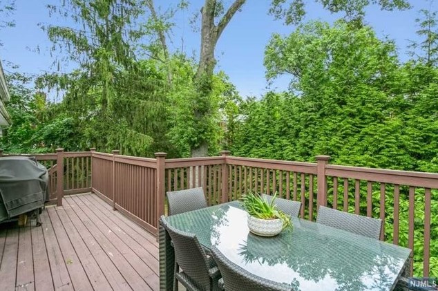 44 Roberts Ct, Tenafly NJ 07670-2001 exterior